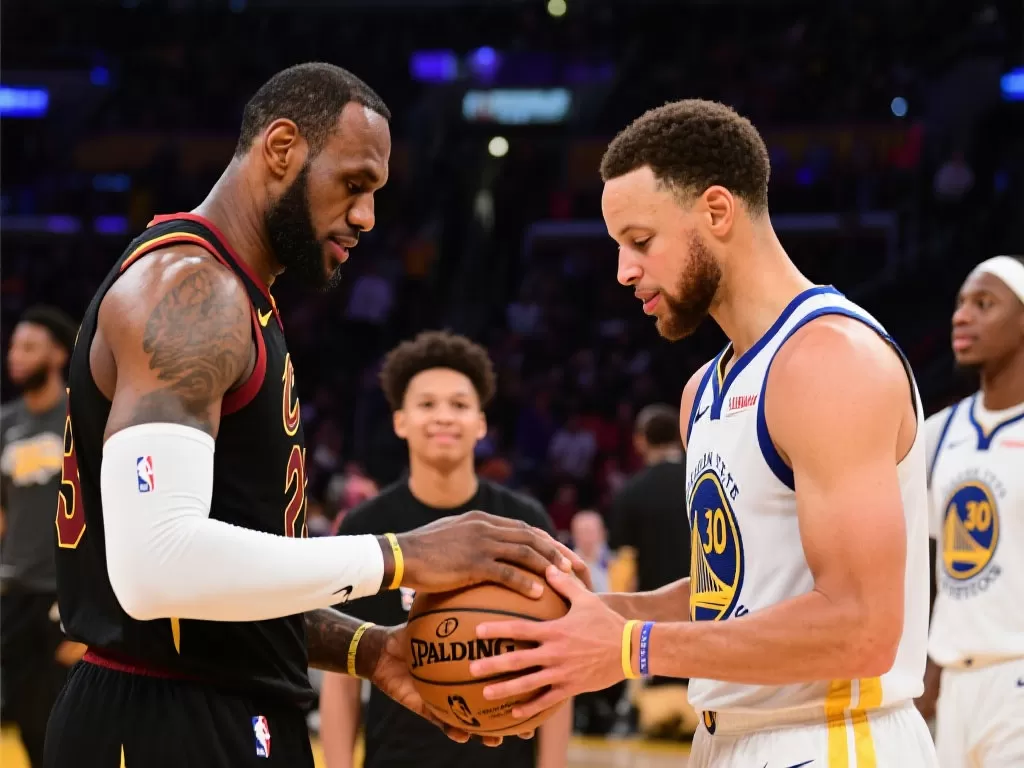 NBA官方晒视频：詹姆斯与库里赛前温馨拥抱，共同选择比赛用球